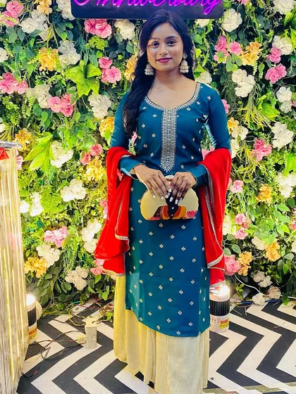 A full-length view of this stunning ethnic look. The clutch is the perfect size to hold essentials while being a statement piece.
