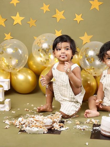 Such adorable munchkins. This twin cake smash session was double the fun and double the mess, resulting in the cutest first birthday photos.