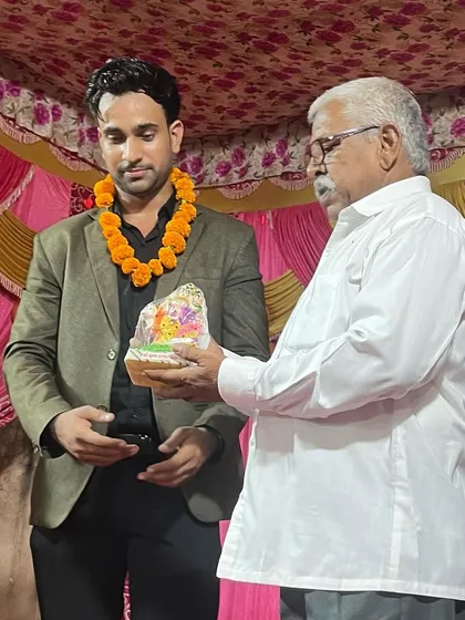 Receiving a beautiful memento after my performance.
