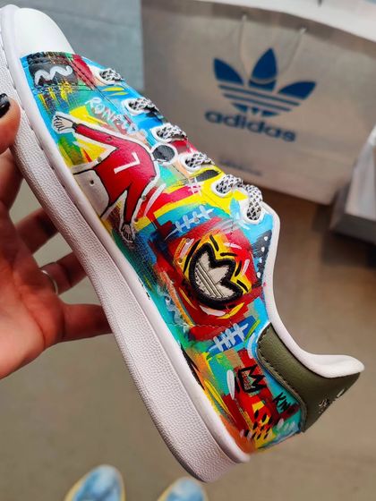 A super-detailed, abstract piece painted for a customer who was a huge football fan. Live events often involve spontaneous creativity and incorporating personal stories into the art.