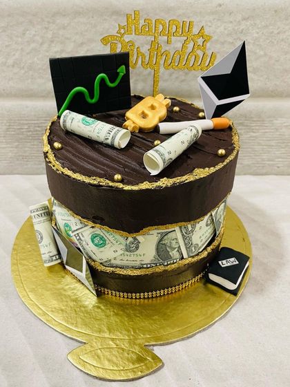 A different perspective of the impressive Bitcoin and money-themed cake.