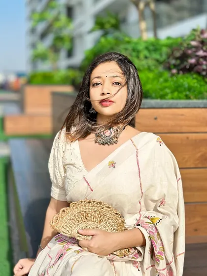 Another portrait in the kantha saree, this time with a jute clutch. The natural textures of the saree and bag work beautifully together.