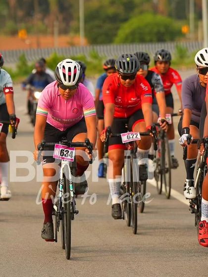 The women's peloton, with riders from the Cyclopedia academy, at the start line.