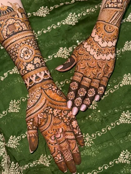 A lovely bridal design with palace domes and lotus flowers on the back of the arms. The palms feature a different, equally intricate pattern, giving the bride a complete and stunning look.