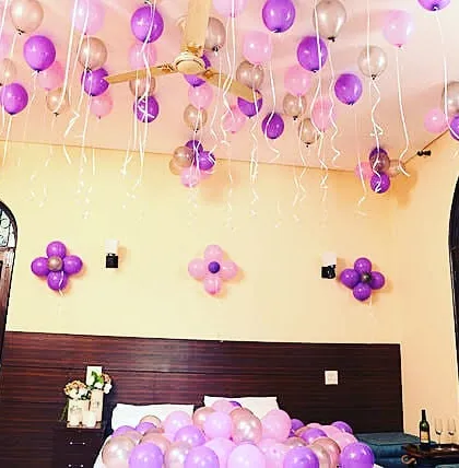 I can work with any color combination to match your style. This bedroom decoration uses a lovely mix of purple, pink, and silver balloons on the ceiling and bed, with simple balloon flower accents on the wall.