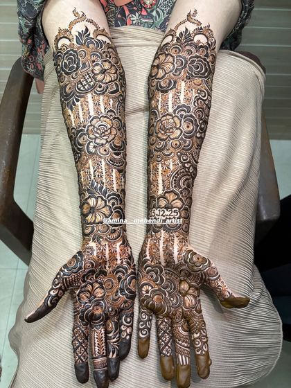 This design includes the wedding date '22.12.25' subtly placed on the arm, a lovely way to commemorate the day.