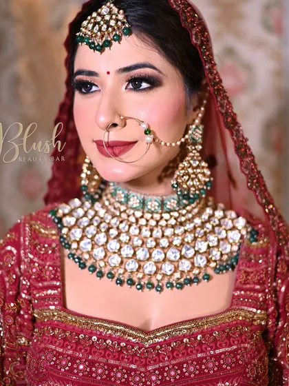 Another angle of this stunning student creation. Notice the sharp cut crease and the perfectly blended base, techniques we practice daily in class.
