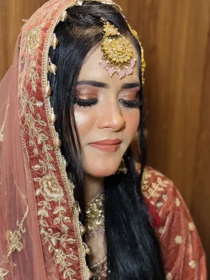 A closer look at the soft glam makeup for this Walima bride. The glittery eyeshadow adds a touch of celebration, while the rest of the makeup remains subtle and fresh.