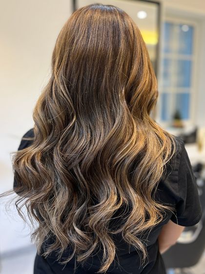 A touch of warmth for the season with a stunning Honey Beige Balayage. The light-reflecting tones create a beautiful, glowing effect.
