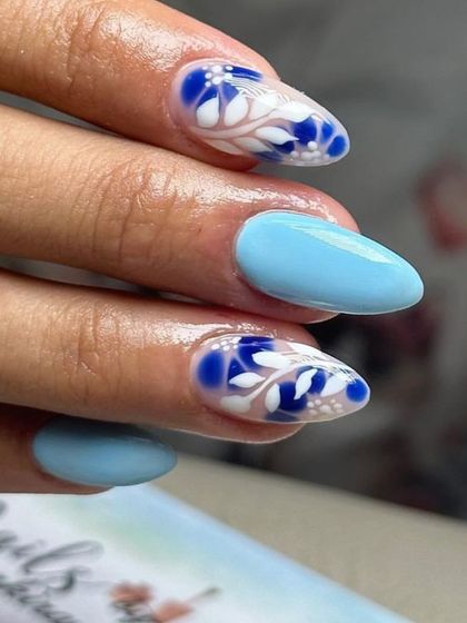 A beautiful blue and white floral design that reminds me of fine china. This is such a unique and artistic look.