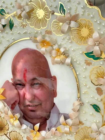 A detailed close-up of the 3D flowers and gold-lined art on the Guruji frame. Every element is crafted by hand.