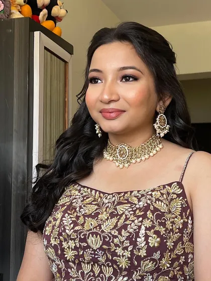 Another angle of this elegant and glamorous look.