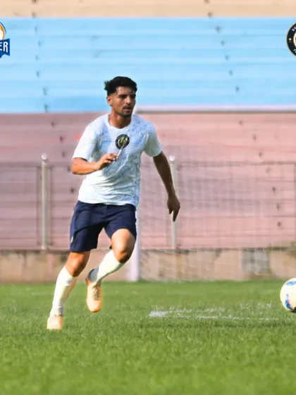 Running with the ball at pace, our player looks to drive the team forward on a counter-attack.