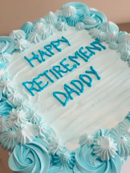 A top-down view of the "Happy Retirement Daddy" cake.