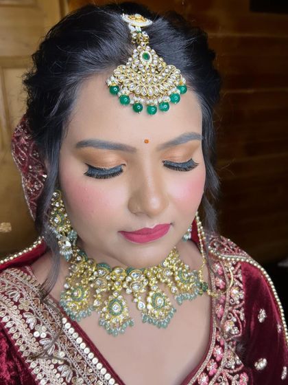 A closer look at the soft and elegant makeup for this Rajasthani bride. The focus is on flawless skin and gently defined eyes, allowing her stunning green and gold jewellery to take center stage.