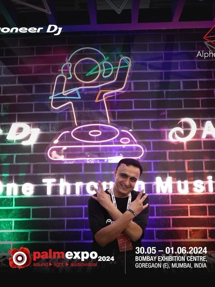 A moment of connection at the Palm Expo. The motto "One Through Music" perfectly captures the spirit of these community gatherings.