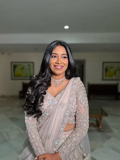 The final result is pure glamour. These long, flowing waves are perfect for a reception, offering a look that is both sophisticated and stunning.