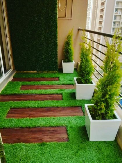 A popular design for balconies. We combine artificial grass with inlaid wooden planks to create a stylish and low-maintenance floor.