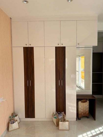 A finished two-tone wardrobe with an integrated dressing table, part of a home we recently handed over. We congratulate the new homeowners and welcome them to our family of clients.