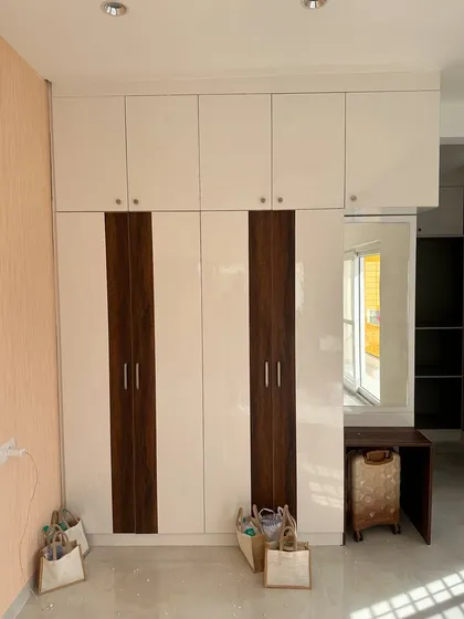 A finished two-tone wardrobe with an integrated dressing table, part of a home we recently handed over. We congratulate the new homeowners and welcome them to our family of clients.