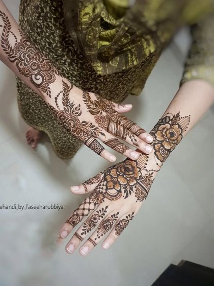 Another pose with this beautiful back-hand design, showing its elegant flow.