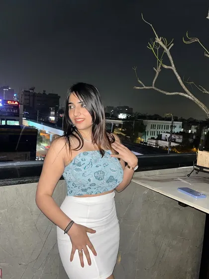 A final look at the "it girl" outfit. The city skyline in the background adds to the urban, chic aesthetic.