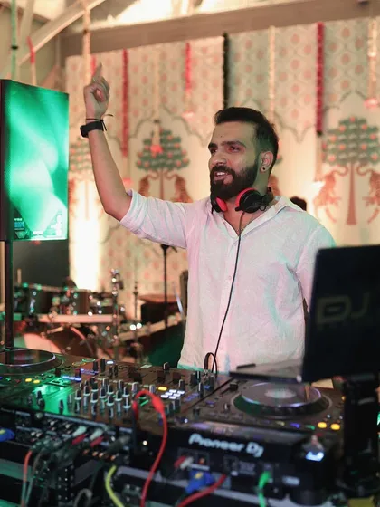 From the wedding hustle to the dance floor rush, I bring the energy everywhere. Here's a look at a beautiful wedding event with decor by A New Knot.