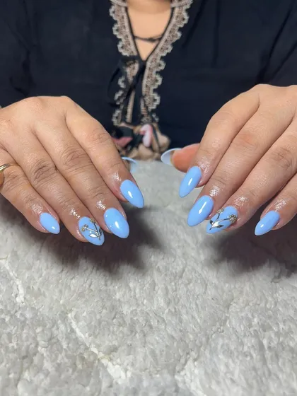 A lovely sky blue set with silver chrome accents. This shows how a small, well-placed piece of art can elevate a simple manicure.