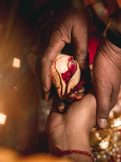A close-up of the hands during a wedding ritual. We focus on these symbolic gestures that are filled with tradition and meaning.