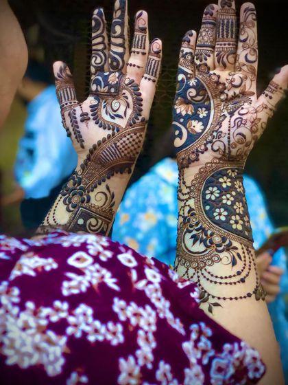 A creative design with a large crescent moon and floral patterns. The use of dark, filled areas makes this a very bold and eye-catching mehandi.