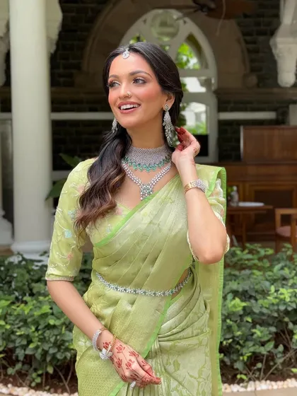 A joyful portrait of our South Indian bride. Her makeup is kept fresh and radiant, with a focus on a dewy base that looks like second skin.