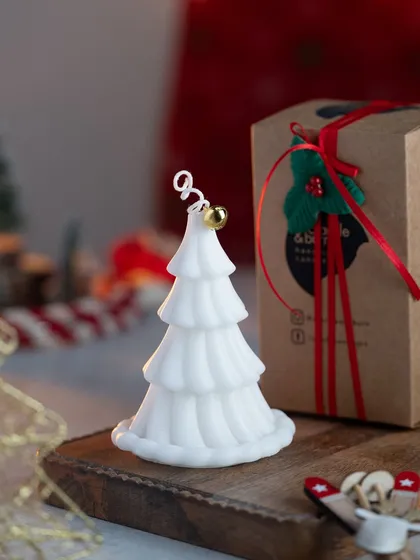 For a more modern or minimalist decor, I offer my Christmas tree candle in pure white. It looks so elegant and chic.