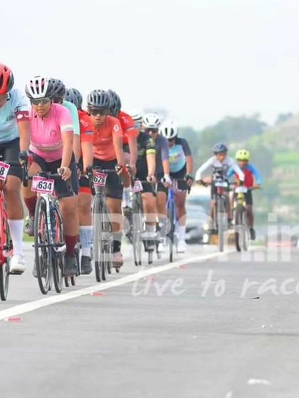 The women's peloton, a strong and competitive group, races together.