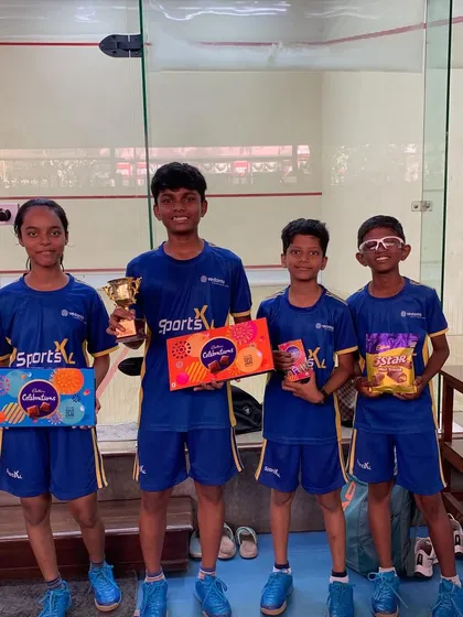 The top performers of the Squash Star Academy tournament celebrate together with their prizes.