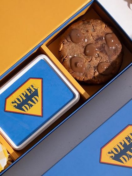 This Father's Day, treat dad like the hero he is. Our Super Dad Cookie Box is loaded with chunky, gooey chocolate chip cookies he'll love.