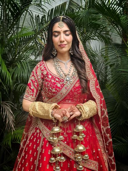 A shot capturing the traditional kalire, with her makeup looking elegant and timeless.