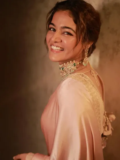 A happy and radiant Wamiqa Gabbi. The simple drape allows her personality and the beautiful saree to shine.