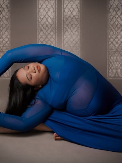 This image captures an advanced side-stretch yoga pose, demonstrating the mother's incredible dedication to her practice. It's a beautiful testament to the body's strength during pregnancy.