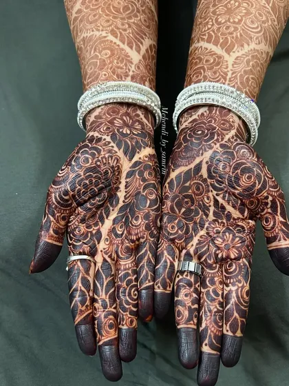 Look at that beautiful dark stain. This is the result of my organic henna and proper aftercare. The floral patterns look even more striking with this deep, rich color.