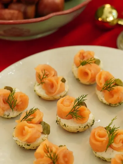 Another view of our smoked salmon and cream cheese canapés, beautifully arranged and ready to be served. A timeless appetizer that always impresses.