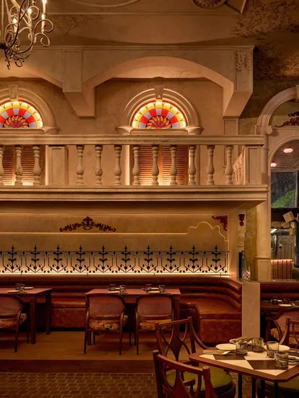 For the Latin American restaurant Los Cavos, we created a theatrical dining experience. A mezzanine balcony overlooks the main seating area, framed by classical arches and balustrades, evoking the feeling of a vibrant Cuban street scene. The warm, layered lighting and rich textures complete this immersive atmosphere.
