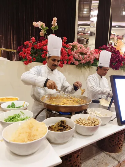 A live station dedicated to classic Indian dishes, where our chefs prepare flavourful curries and stir-fries in large kadhais.