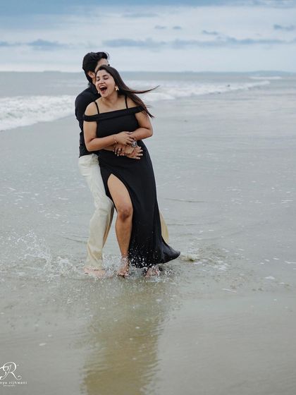 The pure, uninhibited joy of playing in the waves. My beach sessions are all about having fun and being yourselves. This candid shot from a Goa couple shoot perfectly captures their playful and carefree love.