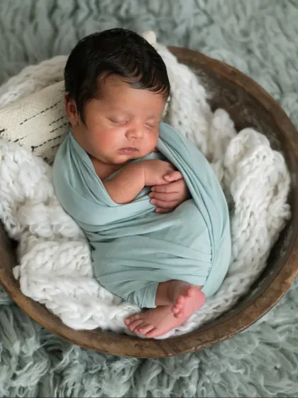 So tiny, so perfect, so loved. In my studio, I create a safe and warm environment for these classic newborn portraits. This little one, nestled peacefully in a wooden bowl, showcases the delicate art of posed newborn photography, where every detail is about celebrating this fleeting, sleepy stage.