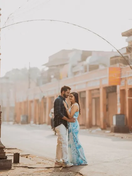 An early morning pre-wedding shoot in the quiet streets of Jaipur's Pink City. The soft light and empty streets create a serene and romantic atmosphere, perfect for capturing an intimate moment away from the crowds.
