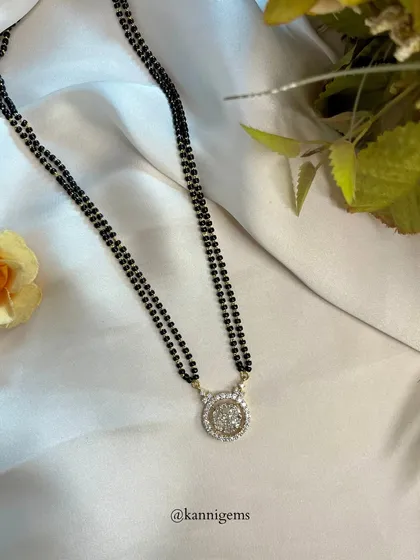 This mangalsutra features a stunning round diamond cluster pendant. It is a design that is equal parts timeless and modern, perfect for elevating your everyday look with style and grace.