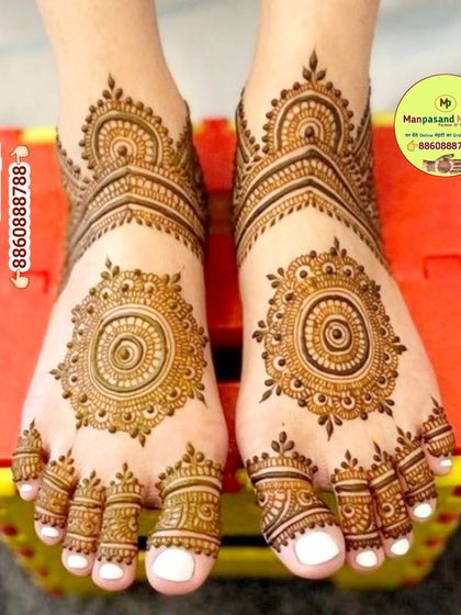 A classic mandala foot design that is both simple and beautiful. This symmetrical pattern is perfect for any festive occasion or for members of the bridal party.