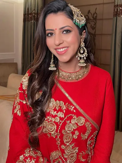 A close-up portrait, her beautiful smile and timeless makeup making for a perfect picture.