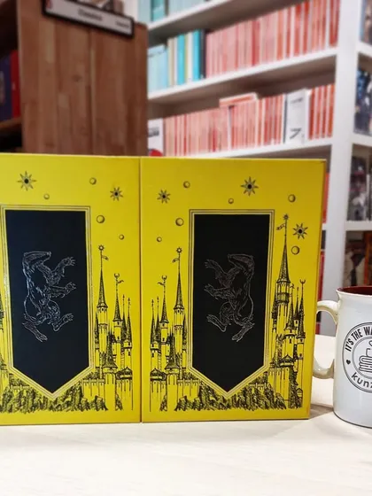 The beautiful box set for the Harry Potter Hufflepuff House Editions, featuring the Hogwarts castle.