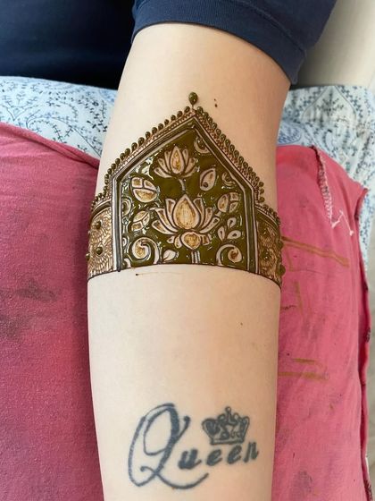 A collection of designs with fresh henna paste, showing the clean lines and 3D effect before the paste dries and falls off.